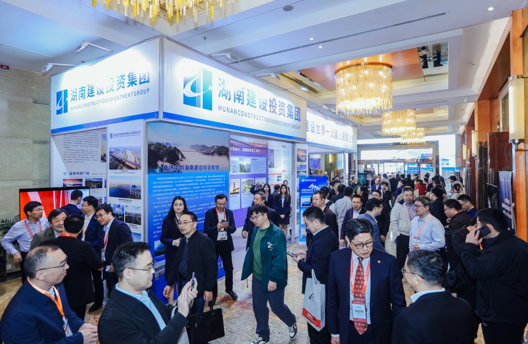 20231109861625.jpg 7展位人潮涌動.jpg