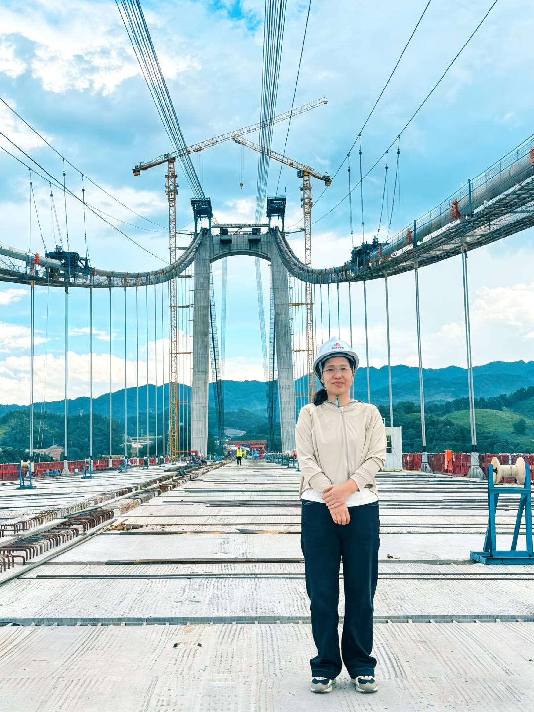 橋梁院：湖南省在建最大跨度懸索橋洞庭溪沅水特大橋主跨合攏，項目負責人現場合影.jpg